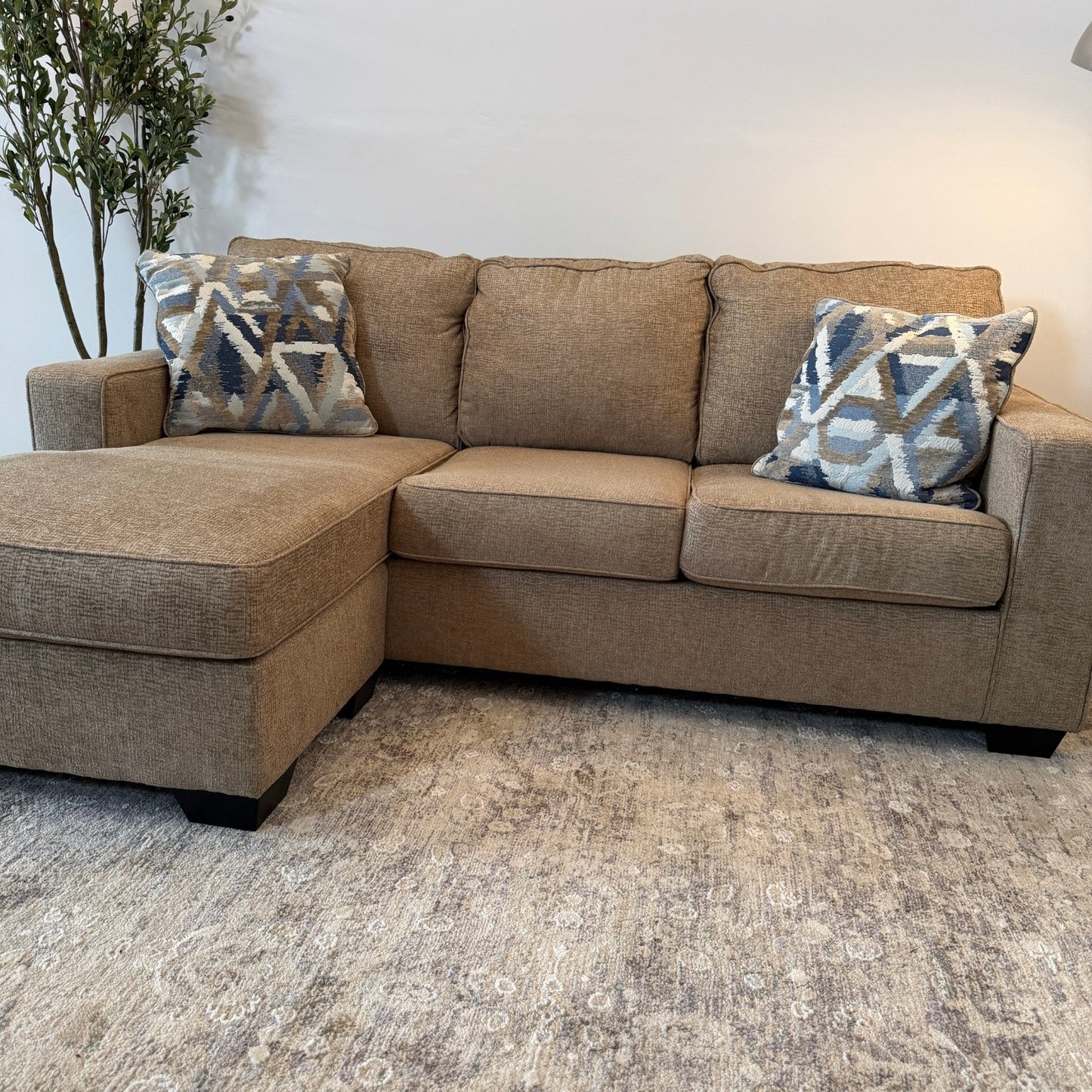 Beautiful sofa with reversible chaise - Delivery Available