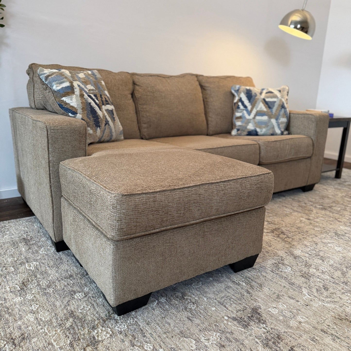 Beautiful sofa with reversible chaise - Delivery Available